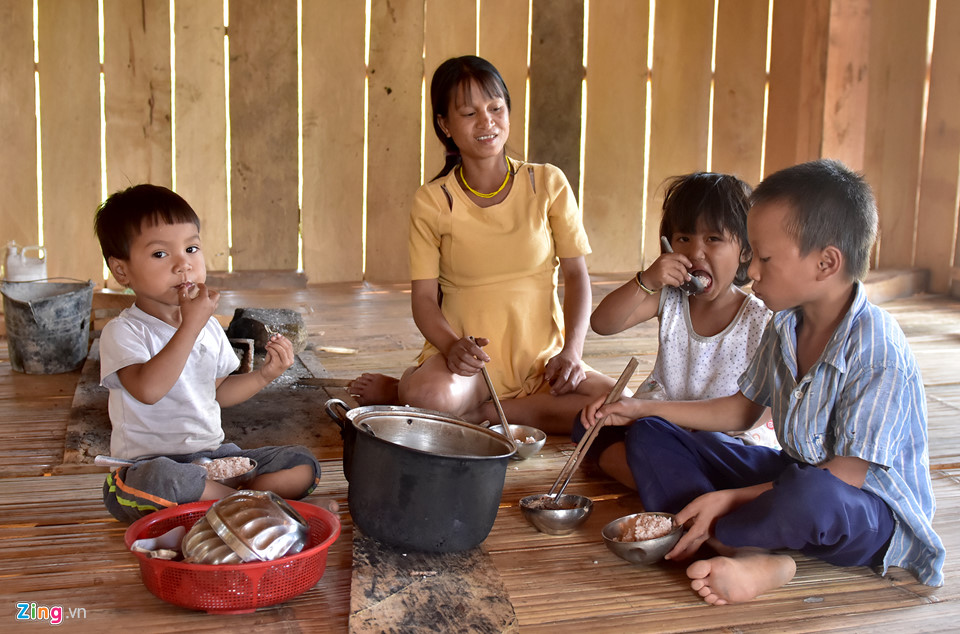 Tảo hôn, người phụ nữ 30 tuổi chuẩn bị vượt cạn lần thứ 6